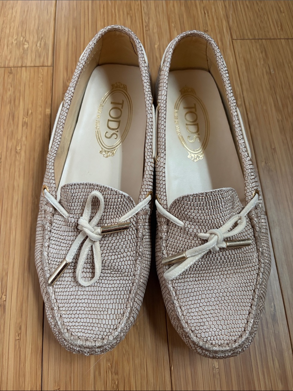 Authentic TOD'S Beige Textured Bow Driving Loafers
